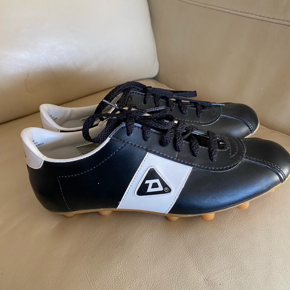 Daoust Soccer cleats Mens sz 7